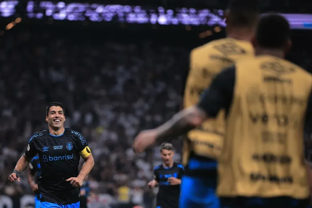 Suárez jogador do Grêmio comemora seu gol durante partida contra o Corinthians Foto: Ettore Chiereguini/AGIF