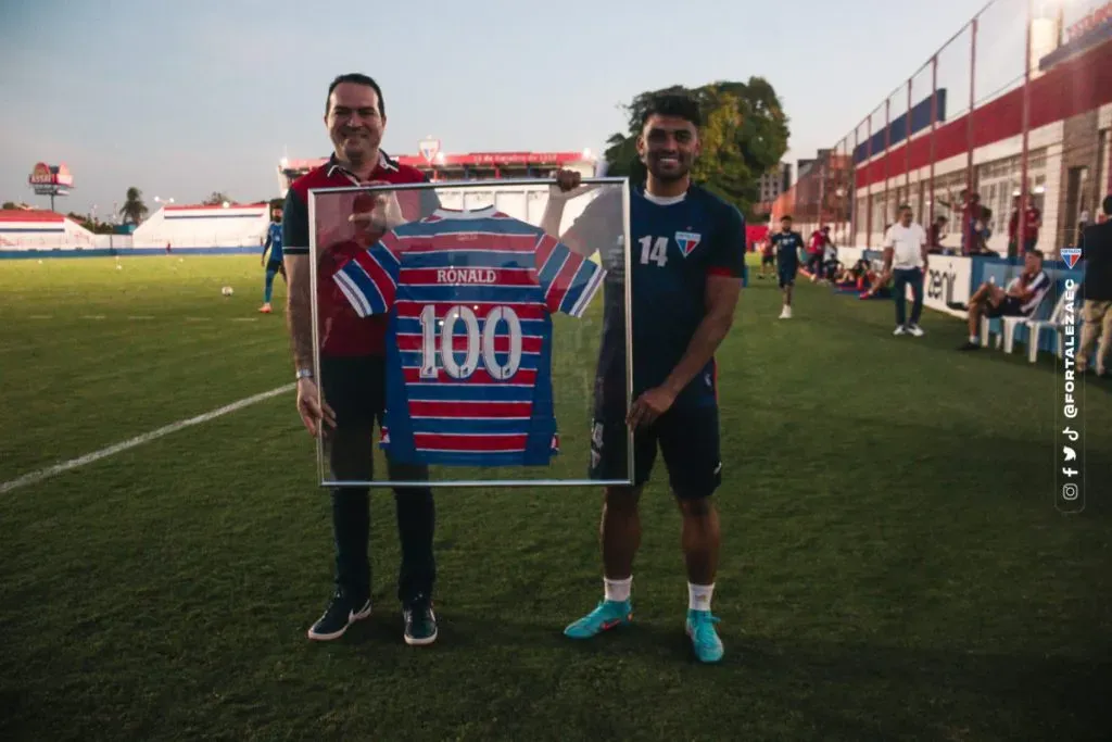 Ronald recebendo homenagem pelos seus 100 jogos com a camisa do Fortaleza. Foto: Leonardo Moreira / Fortaleza EC