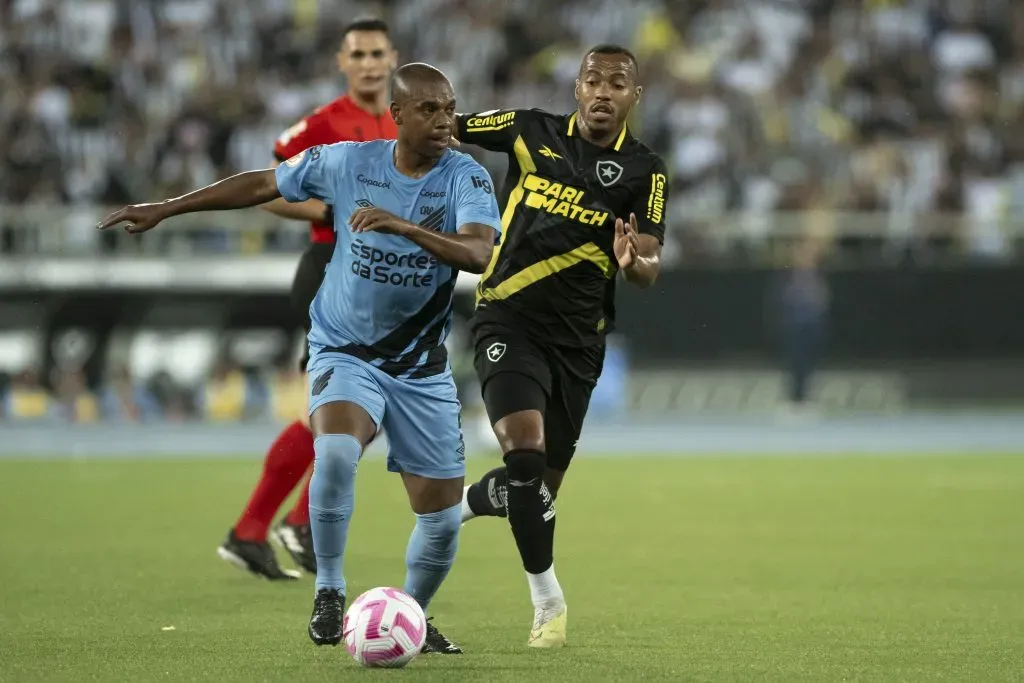 Fernandinho em ação contra o Botafogo. Foto: Jorge Rodrigues/AGIF