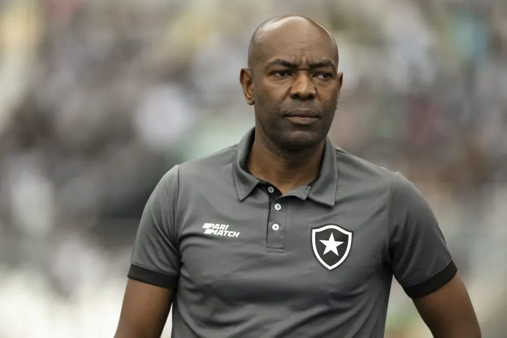 Claudio Cacapa tecnico do Botafogo durante partida contra o Vasco no estadio Engenhao pelo campeonato Brasileiro A 2023. Jorge Rodrigues/AGIF