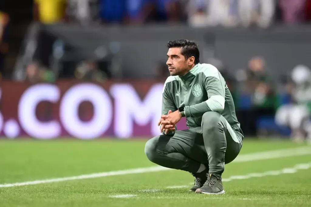 Abel Ferreira na beira do gramado comandando o Palmeiras – Michael Regan – FIFA/Getty Images