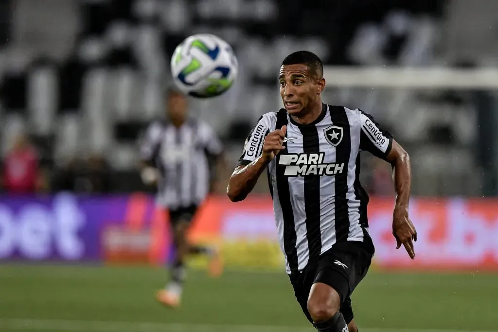 RJ – RIO DE JANEIRO – 01/11/2023 – BRASILEIRO A 2023, BOTAFOGO X PALMEIRAS – Victor Sa jogador do Botafogo durante partida contra o Palmeiras no estadio Engenhao pelo campeonato Brasileiro A 2023. Foto: Thiago Ribeiro/AGIF