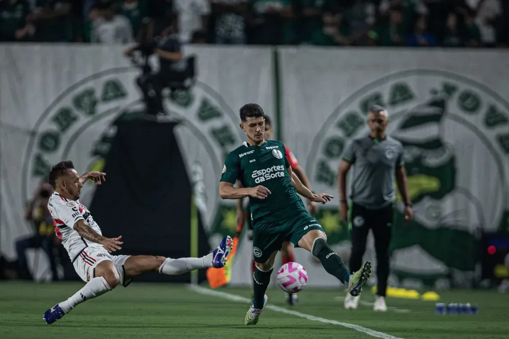 Hugo, jogador do Goiás, durante partida contra o São Paulo no estádio Serrinha pelo Campeonato Brasileiro – Foto: Isabela Azine/AGIF