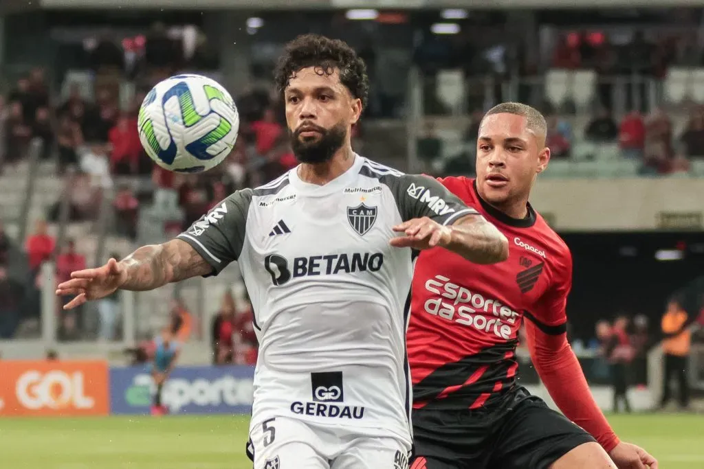 Otávio em ação pelo Galo. O volante superou as críticas as usando como motivação – Foto: Robson Mafra/AGIF