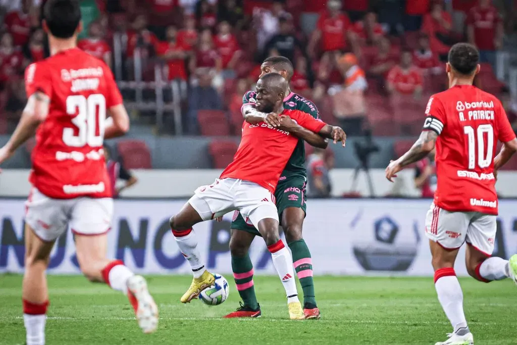 Enner Valencia jogador do Internacional disputa lance com Marlon jogador do Fluminense durante partida no estadio Beira-Rio pelo campeonato Brasileiro A 2023. Foto: Maxi Franzoi/AGIF