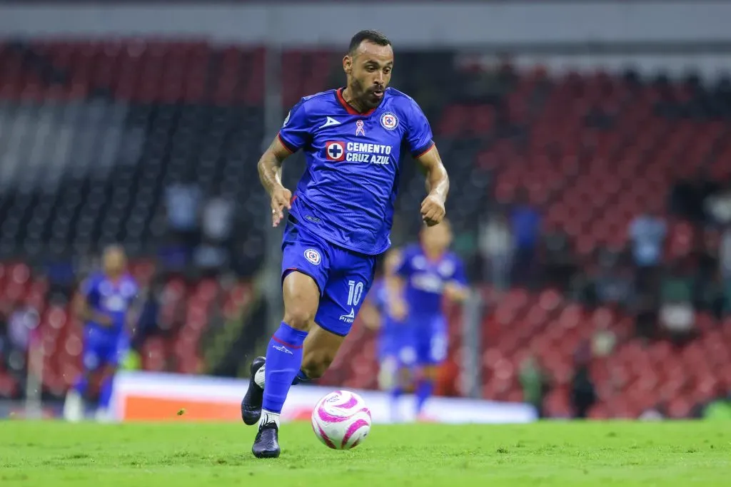 Moises Vieira, do Cruz Azul, controla a bola durante a partida da 15ª rodada entre Cruz Azul e Leon como parte do Torneo Apertura 2023 Liga MX. (Photo by Agustin Cuevas/Getty Images)