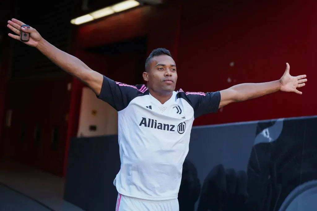 Alex Sandro, da Juventus, em amistoso planejado contra o Barcelona. Foto: Loren Elliott/Getty Images