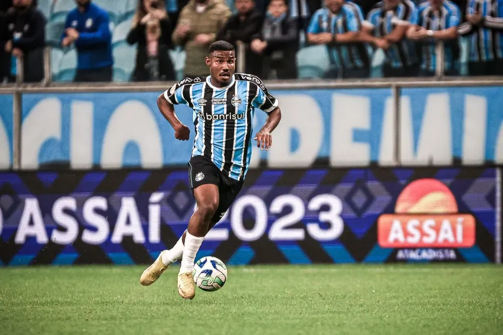 Cuiabano em ação pelo Imortal, o lateral faz o Grêmio revisar sua estratégia no mercado – Foto: Maxi Franzoi/AGIF