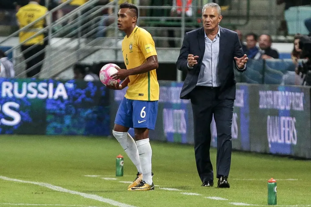 O tecnico Tite e Alex Sandro do Brasil durante partida contra o Chile pelas Eliminatorias para a Copa da Russia 2018, na Arena Allianz Parque Foto: Ale Cabral/AGIF