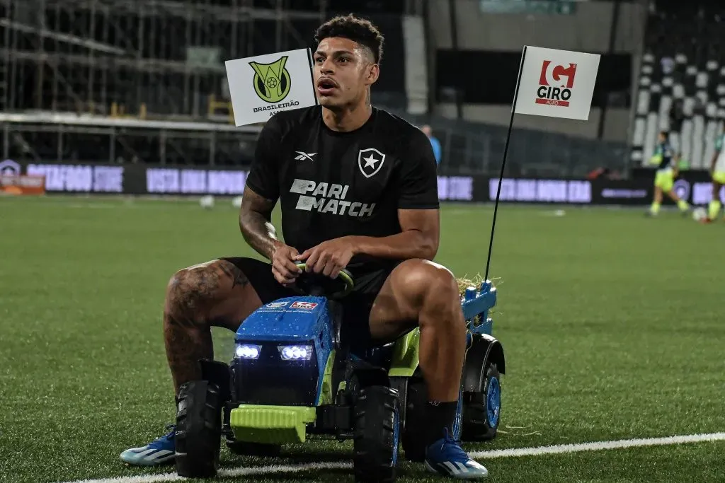 Luis Henrique jogador do Botafogo durante aquecimento antes da partida contra o Palmeiras no estadio Engenhao pelo campeonato Brasileiro A 2023. Thiago Ribeiro/AGIF