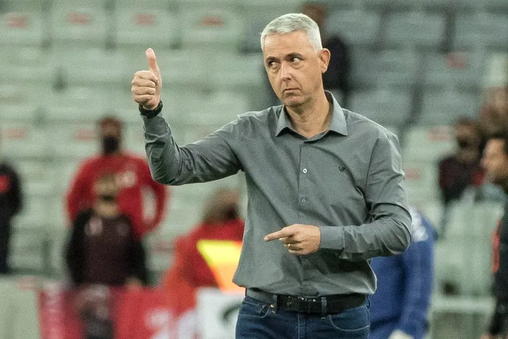 Tiago Nunes enquanto tecnico do Ceara durante partida contra o Athletico-PR no estadio Arena da Baixada pelo campeonato Brasileiro A 2021. Robson Mafra/AGIF