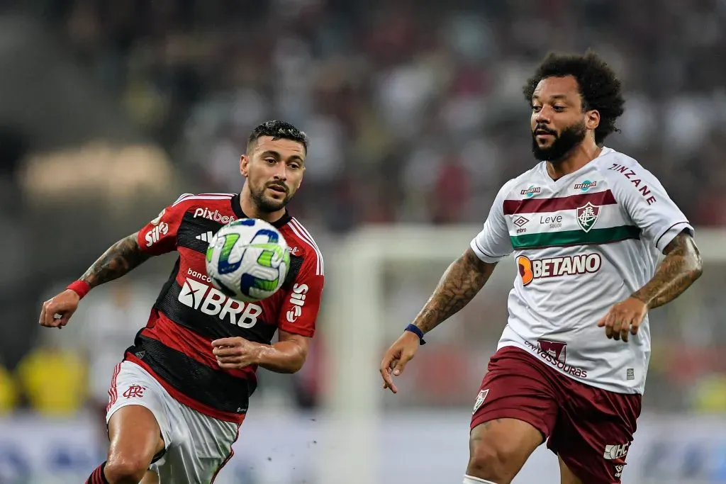 Arrascaeta jogador do Flamengo disputa lance com Marcelo jogador do Fluminense durante partida no estadio Maracana pelo campeonato Brasileiro A 2023. Thiago Ribeiro/AGIF