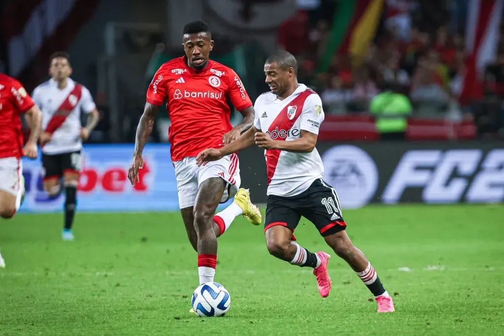 Nico De La Cruz, jogador,, do River Plate durante partida no estádio Beira-Rio pela Libertadores 2023. Foto: Maxi Franzoi/AGIF