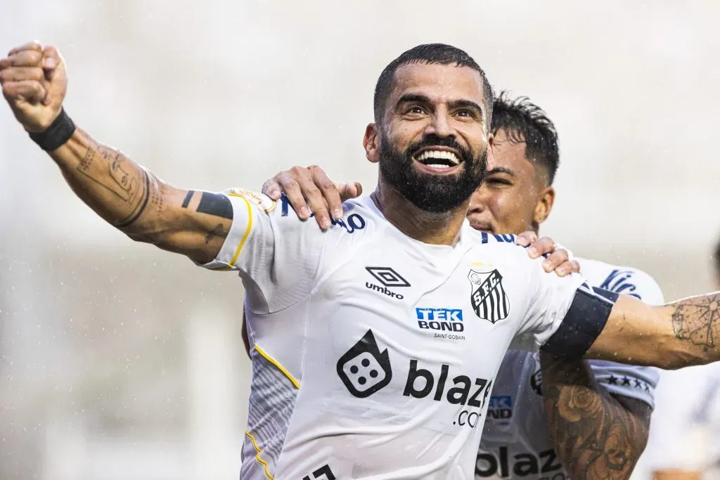 Tomás Rincón vai desfalcar o Peixe contra o Botafogo por lesão muscular – Foto: Abner Dourado/AGIF