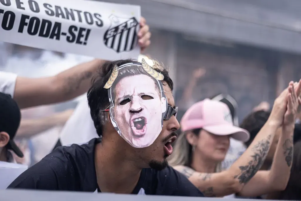Torcida do Santos com a máscara do atacante Furch antes do jogo contra o São Paulo, na Vila Belmiro. Foto: Abner Dourado/AGIF