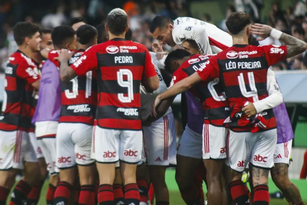 PR – CURITIBA – 20/08/2023 – BRASILEIRO A 2023, CORITIBA X FLAMENGO – Gerson jogador do Flamengo comemora seu gol durante partida contra o Coritiba no estadio Couto Pereira pelo campeonato Brasileiro A 2023. Foto: Gabriel Machado/AGIF