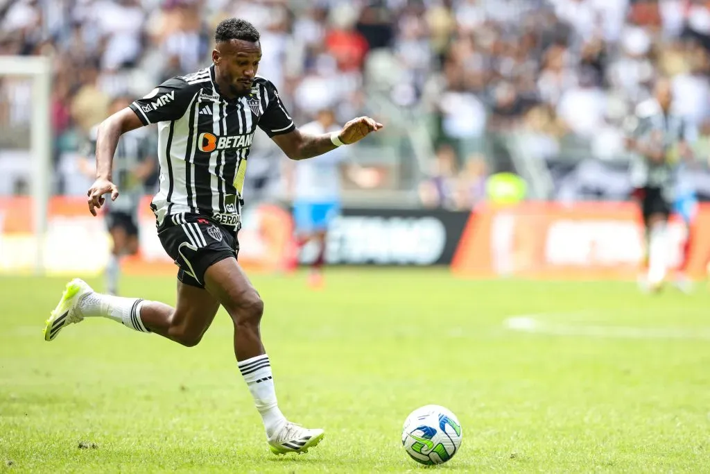 Improvisado na lateral, Edenilson garante dedicação extra no Galo