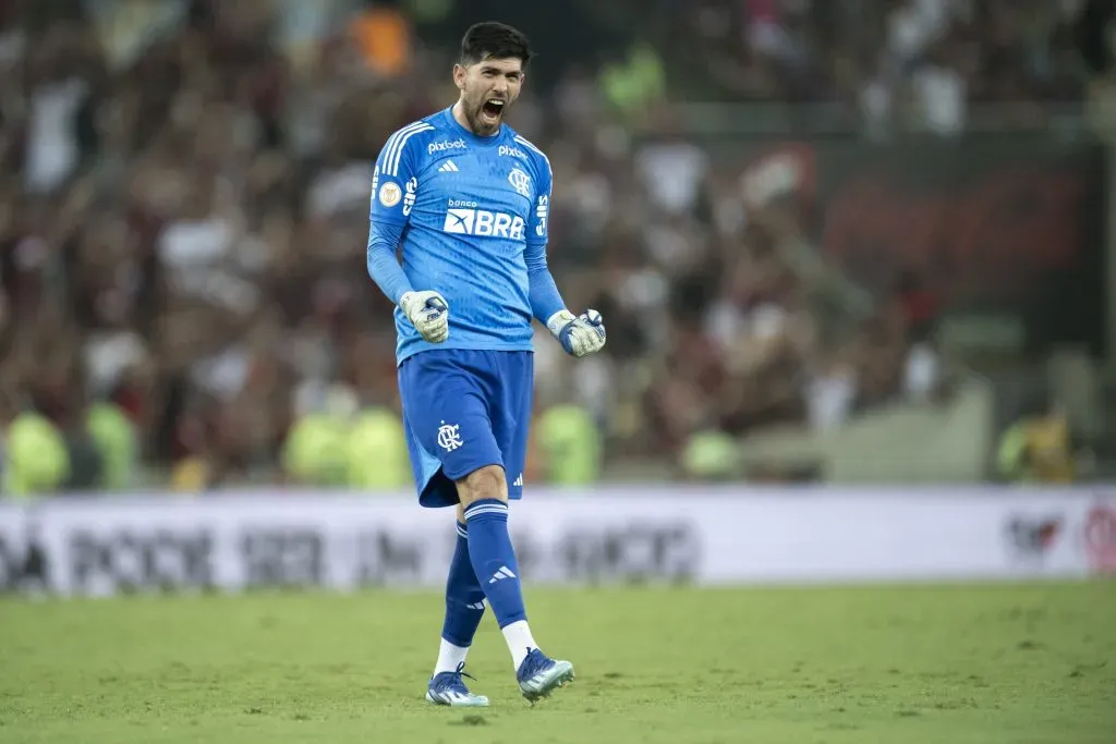RJ – RIO DE JANEIRO – 11/11/2023 – BRASILEIRO A 2023, FLAMENGO X FLUMINENSE – Rossi goleiro do Flamengo comemora gol durante partida contra o Fluminense no estadio Maracana pelo campeonato Brasileiro A 2023. Foto: Jorge Rodrigues/AGIF