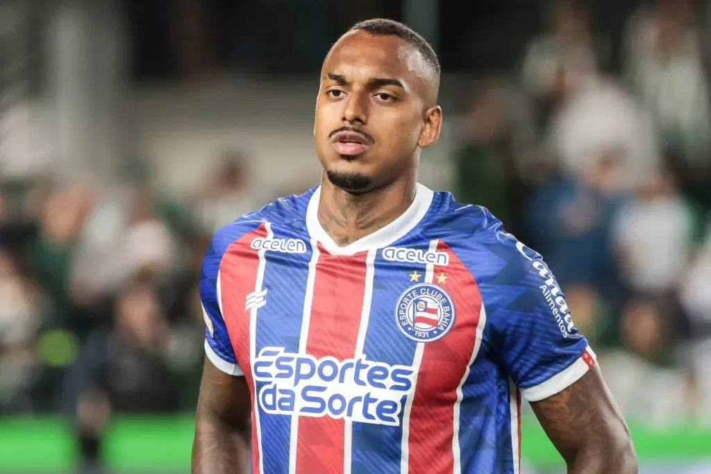 Raul Gustavo, jogador do Bahia, durante execucao do hino nacional antes da partida contra o Coritiba no estádio Couto Pereira pelo campeonato Brasileiro A 2023. Foto: Robson Mafra/AGIF