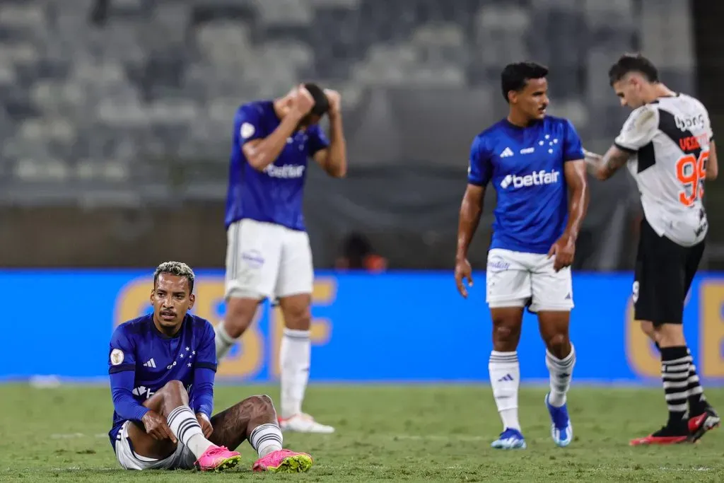 Jogadores do Cruzeiro lamentando o empate. Foto: Gilson Lobo/AGIF
