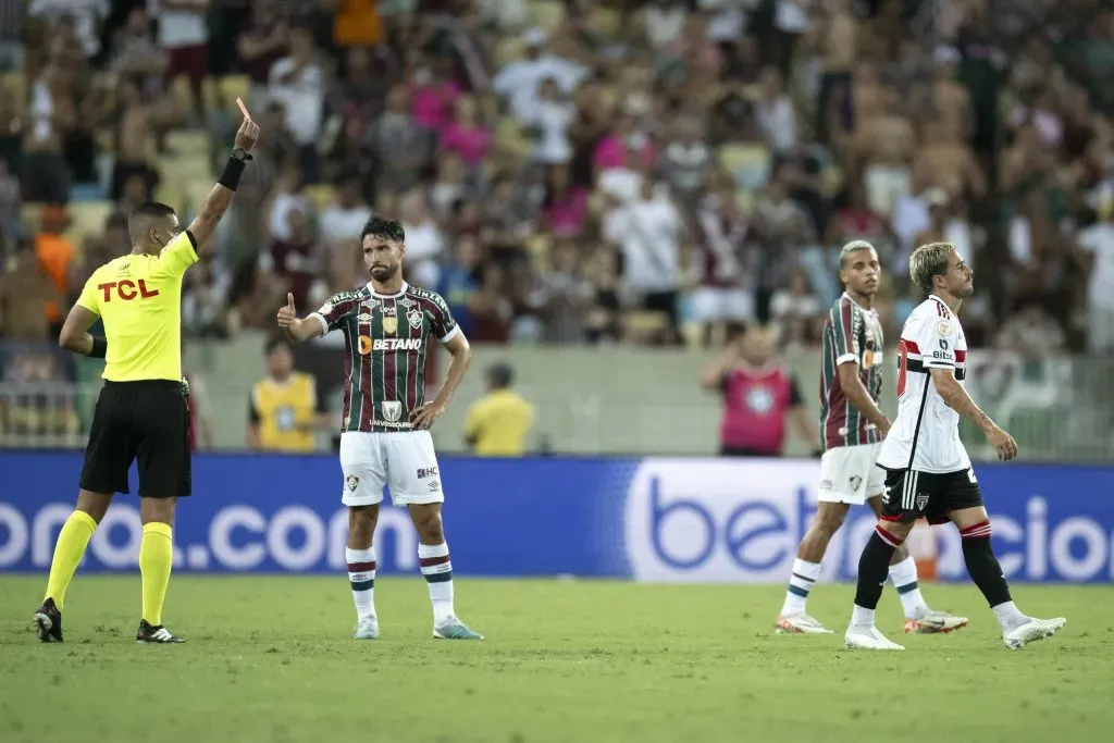 Gabi Neves no momento da expulsão. Foto: Jorge Rodrigues/AGIF