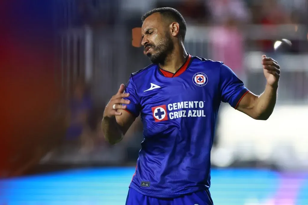 Moisés não teve bom começo no Cruz Azul e busca retorno ao Brasil – Foto: Hector Vivas/Getty Images