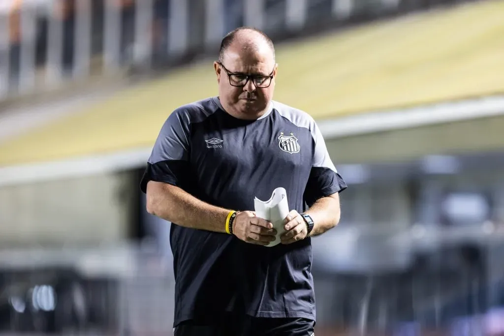 Marcelo Fernandes técnico do Santos durante partida pelo campeonato Brasileiro A 2023.  Foto: Abner Dourado/AGIF