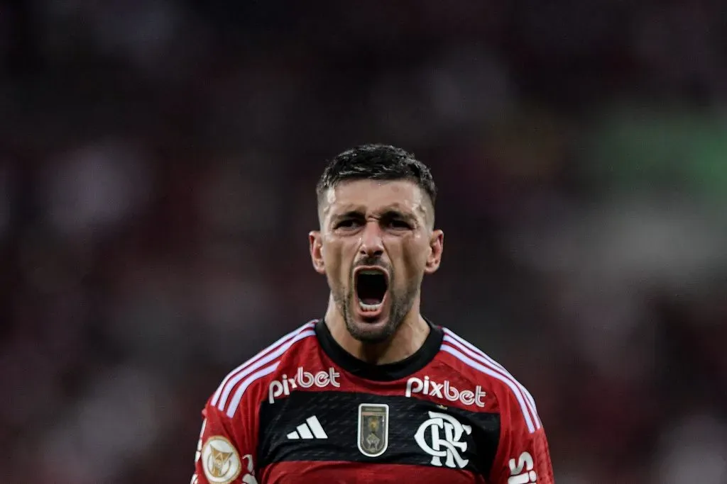 Arrascaeta comemorando seu gol diante do Brgaantino –  Foto: Thiago Ribeiro/AGIF