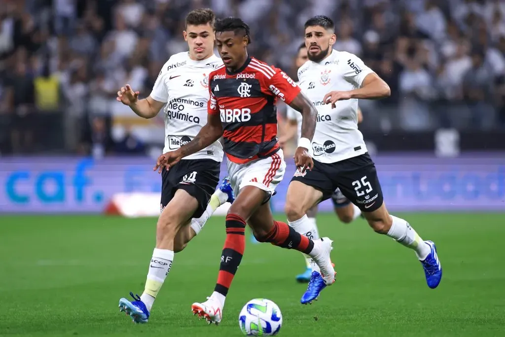 Bruno Henrique jogando contra o Corinthians no Campeonato Brasileiro. Foto: Marcello Zambrana/AGIF