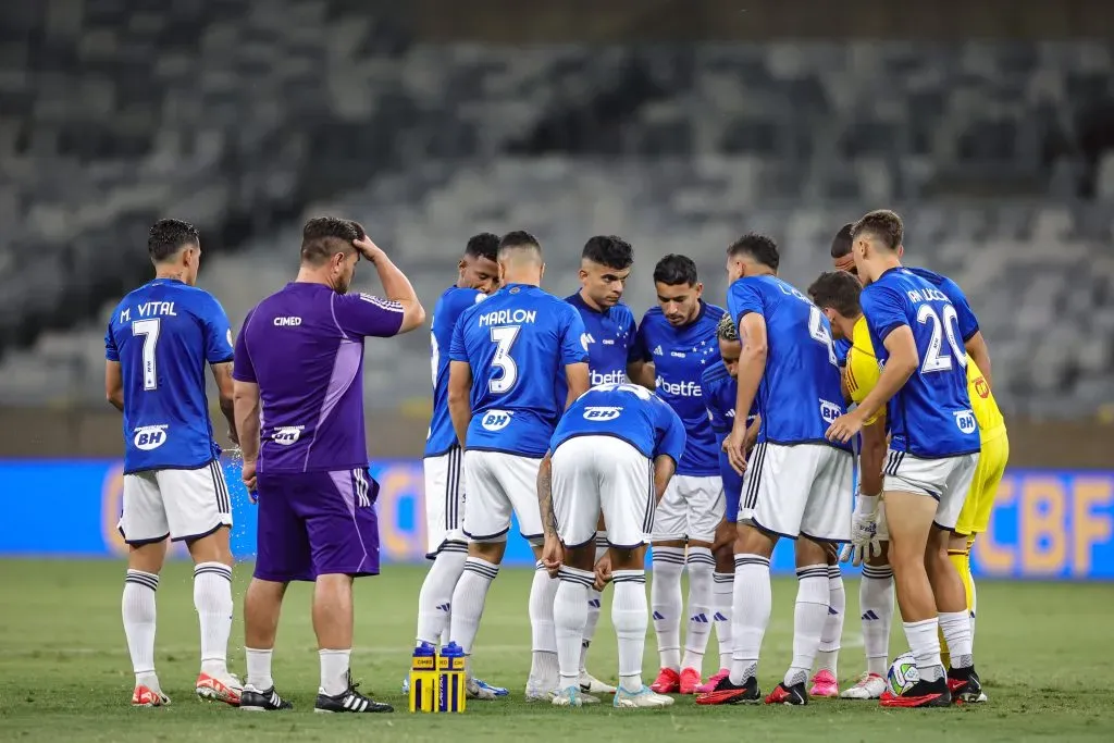 Jogadores do Cruzeiro durante entrada em campo para partida contra o Vasco no estádio Mineirão pelo campeonato Brasileiro A 2023. Foto: Gilson Lobo/AGIF