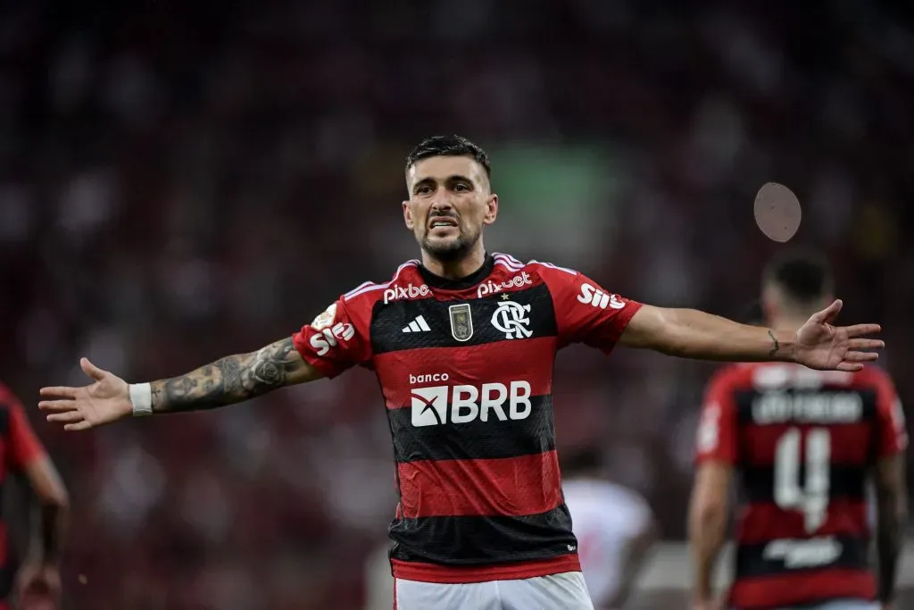 Arrascaeta comemora gol pelo Flamengo – Foto: Thiago Ribeiro/AGIF