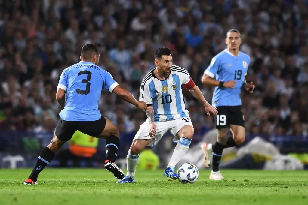 Rodrigo Valle/Getty Images – Sebastián Cáceres marca Messi nas Eliminatórias