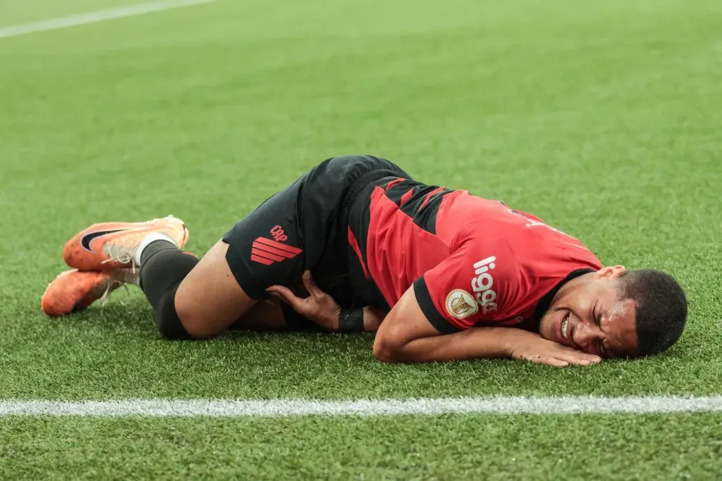 Vitor Roque se lesionou em partida diante do Internacional. Foto: Robson Mafra/AGIF