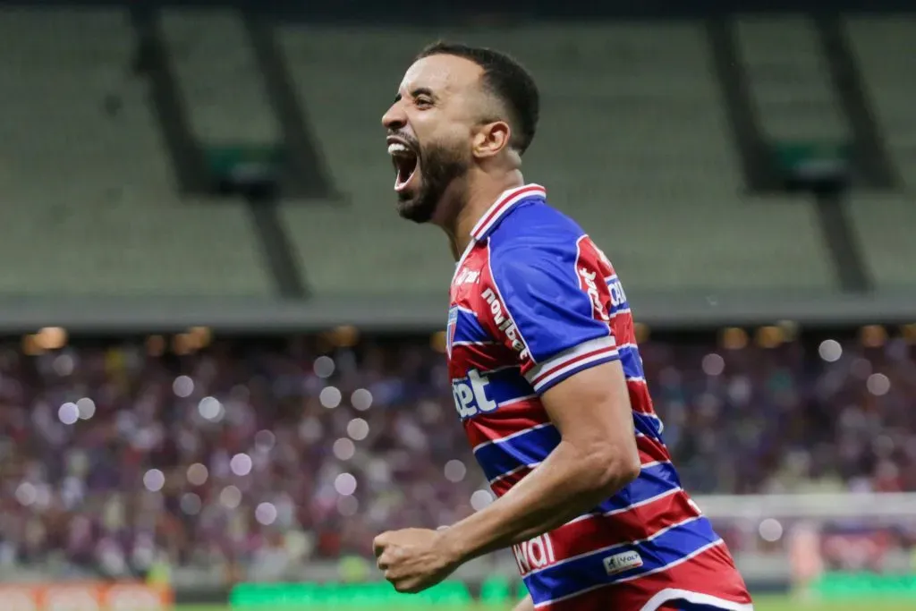 CE – FORTALEZA – 13/08/2023 – BRASILEIRO A 2023, FORTALEZA X SANTOS – Caio Alexandre jogador do Fortaleza comemora seu gol durante partida contra o Santos no estadio Arena Castelao pelo campeonato Brasileiro A 2023. Foto: Lucas Emanuel/AGIF