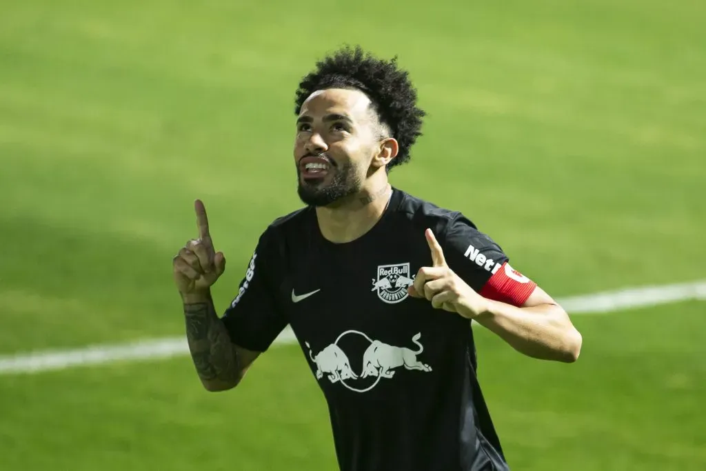 Claudinho, jogador do Bragantino, comemora seu gol durante partida contra o Santo André no estádio Nabi Abi Chedid pelo campeonato Paulista 2021. Foto: Diogo Reis/AGIF