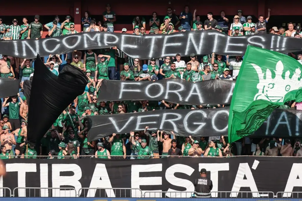 Torcida do Coritiba durante partida contra Cruzeiro no estádio Durival de Britto pelo Campeonato Brasileiro – Foto: Robson Mafra/AGIF