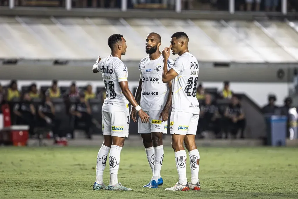 Jogadores do Santos durante o clássico contra o São Paulo. Foto: Abner Dourado/AGIF