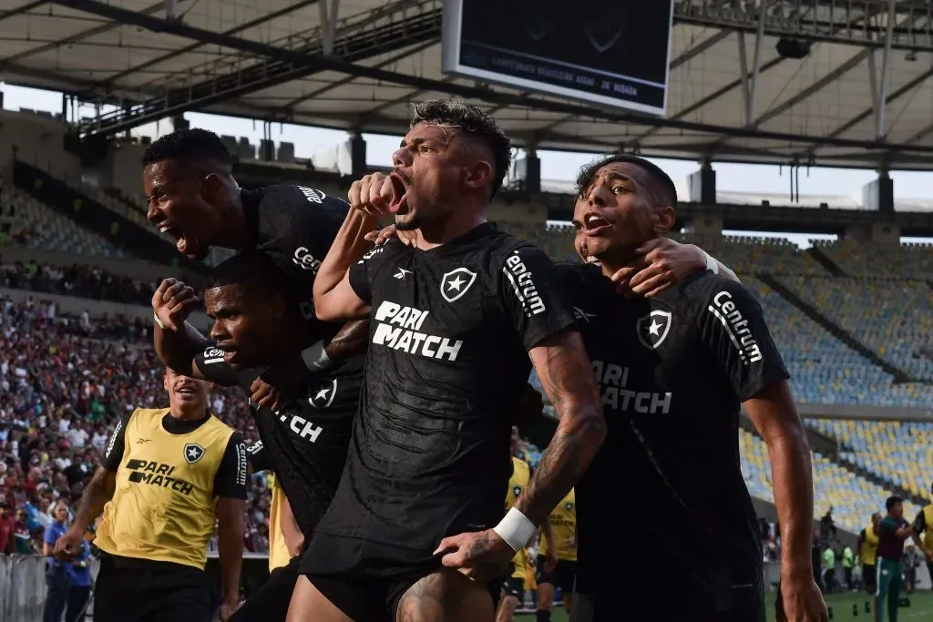 Tiquinho Soares jogador do Botafogo comemora seu gol com jogadores do seu time durante partida contra o Fluminense no estadio Maracana pelo campeonato Brasileiro A 2023. Thiago Ribeiro/AGIF