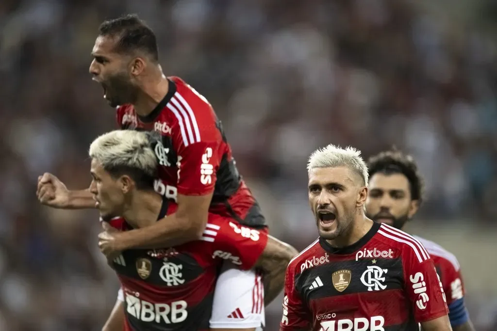 Arrascaeta, Pedro e Thiago Maia comemoram gol do Flamengo. Foto: Jorge Rodrigues/AGIF