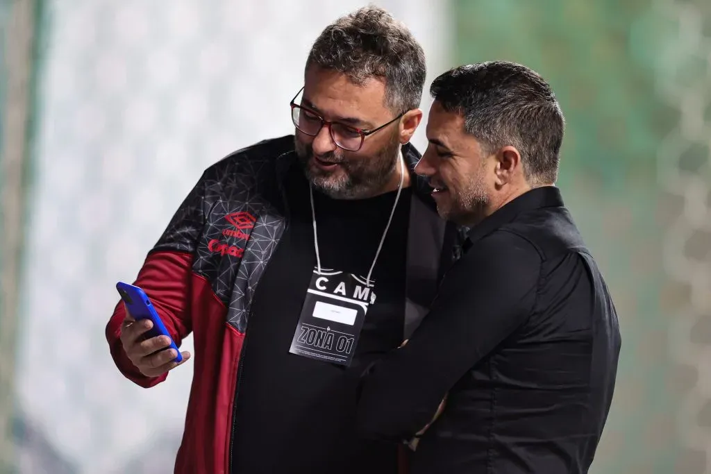 Alexandre Mattos conversa com Rodrigo Caetano, diretor de futebol do Atlético-MG.  Foto: Gilson Junio/AGIF