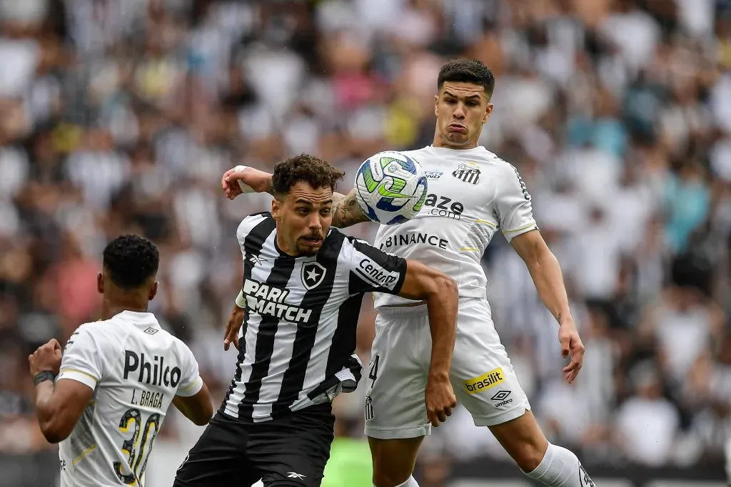 Rodrigo Fernández em disputa de bola em jogo do Santos. Foto: Thiago Ribeiro/AGIF