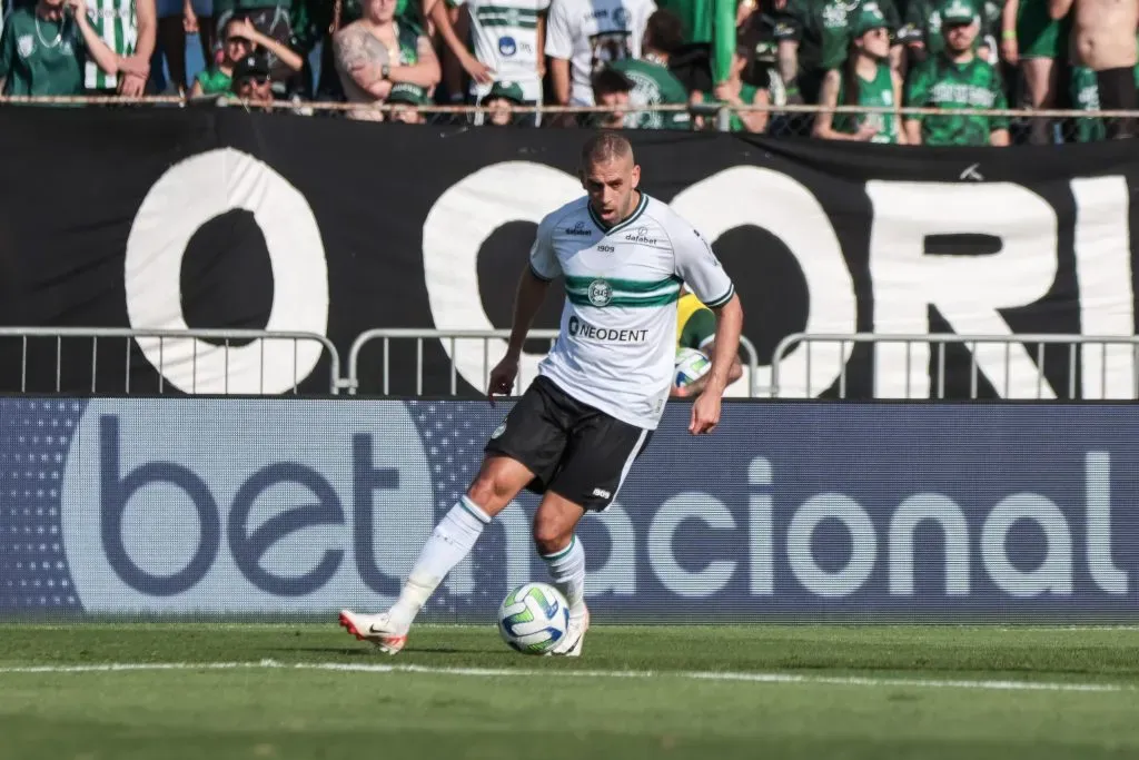 Islam Slimani durante o confronto contra o Cruzeiro. Foto: Robson Mafra/AGIF