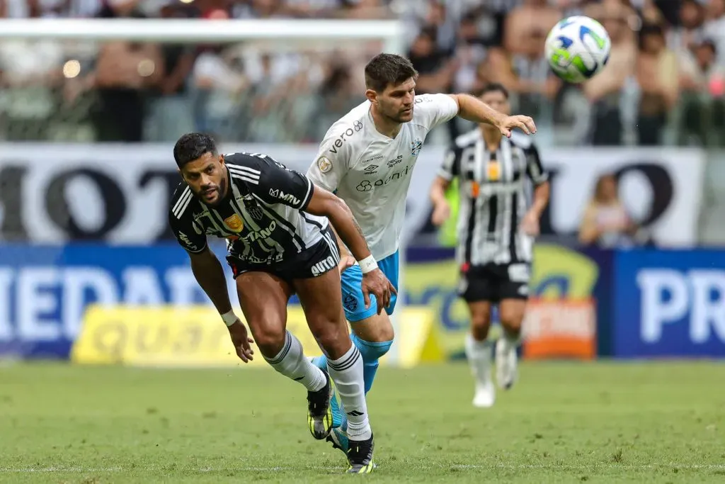 Kannemann disputa bola com Hulk em Grêmio x Atlético-MG. Foto: Gilson Lobo/AGIF