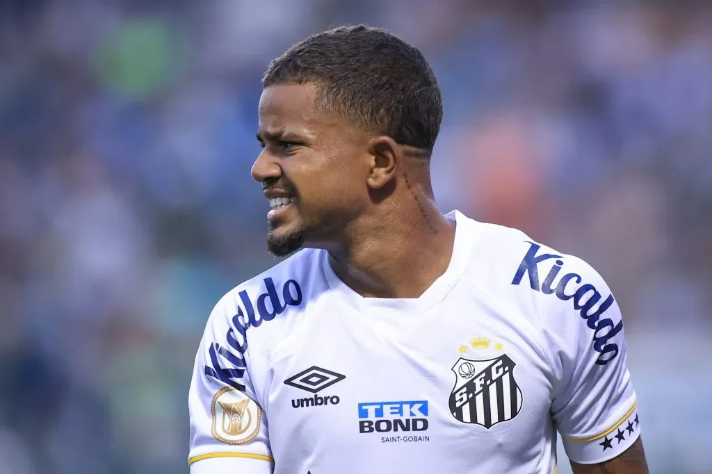Kevyson jogador do Santos durante partida pelo campeonato Brasileiro A 2023. Foto: Marcello Zambrana/AGIF