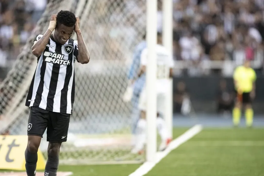 Tche Tche, jogador do Botafogo, se lamenta durante partida contra o Santos no Campeonato Brasileiro. Foto: Jorge Rodrigues/AGIF