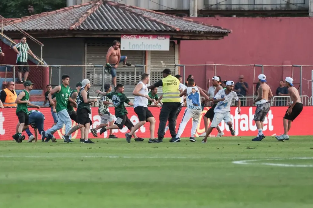 Torcedores do Coritiba e do Cruzeiro entram em confronto no estádio Durival Britto, em Curitiba. Foto: Robson Mafra/AGIF