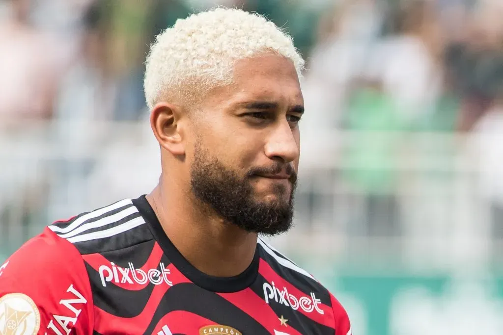 Pablo, jogador do Flamengo, durante execução do hino nacional antes da partida contra o Coritiba no estádio Couto Pereira pelo campeonato Brasileiro A 2022. Foto: Robson Mafra/AGIF