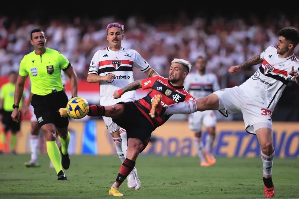 De Arrascaeta jogador do Flamengo durante partida contra o Sao Paulo no estadio Morumbi pelo campeonato Copa do Brasil 2023. Foto: Ettore Chiereguini/AGIF