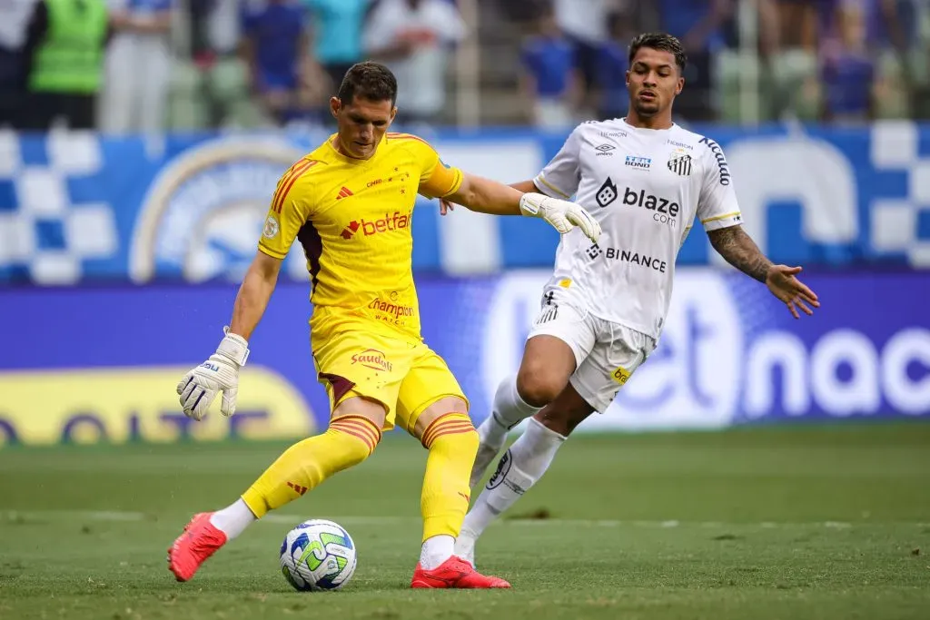 Rafael Cabral goleiro do Cruzeiro durante partida contra o Santos no estadio Independencia pelo campeonato BRASILEIRO A 2023. Foto: Gilson Junio/AGIF