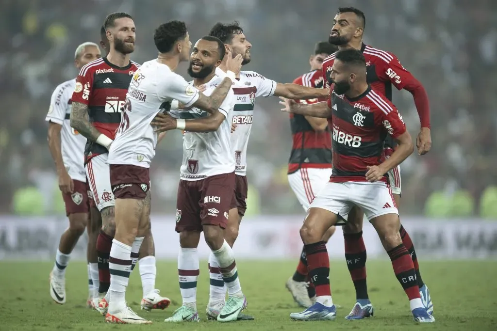 Fabricio Bruno jogador do Flamengo discute com jogador Diogo Barbosa do Fluminense durante partida no estadio Maracana pelo campeonato Brasileiro A 2023. Jorge Rodrigues/AGIF